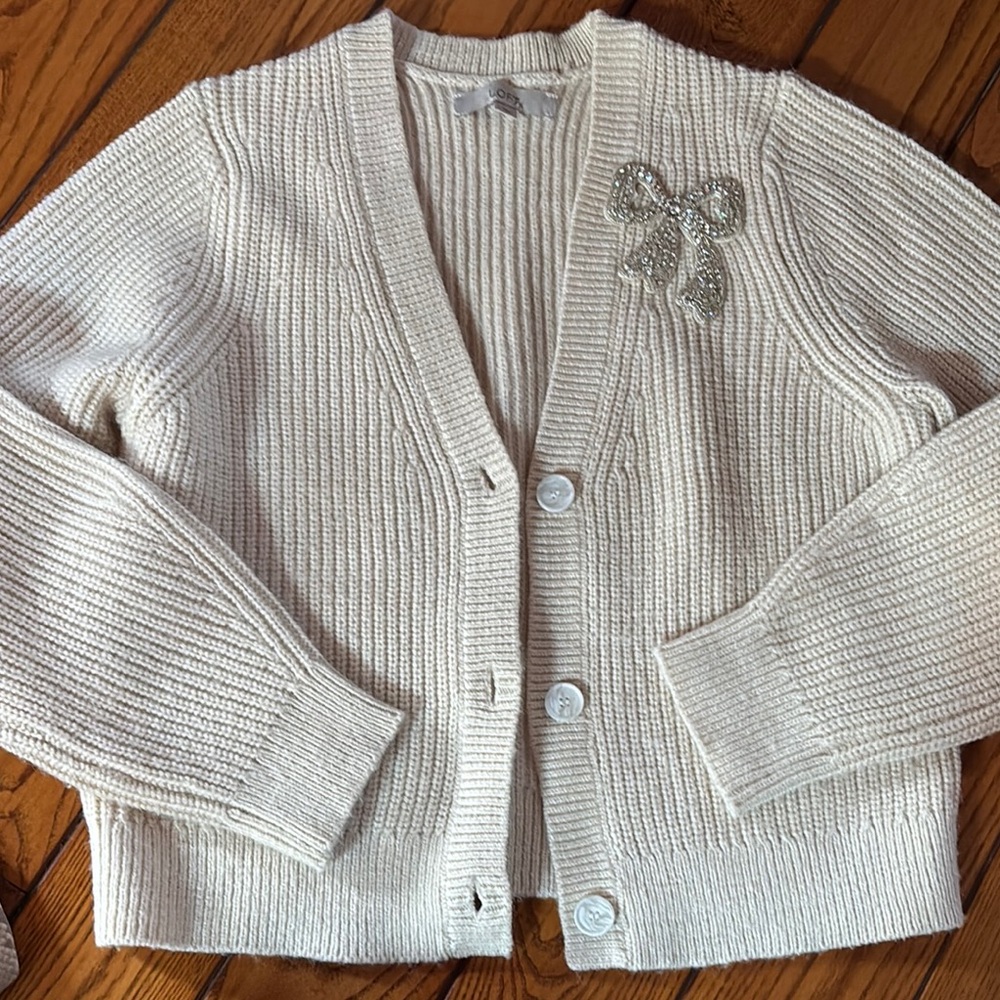 Elegant Cream Cardigan with Bow Accent